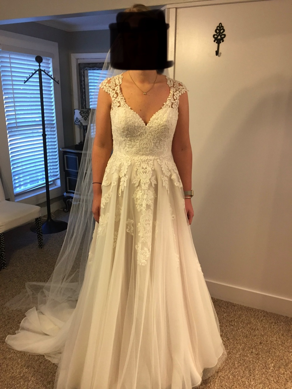 BNWT Ivory Lace A-Line Bridal Gown with Cap Sleeves and Lace Back